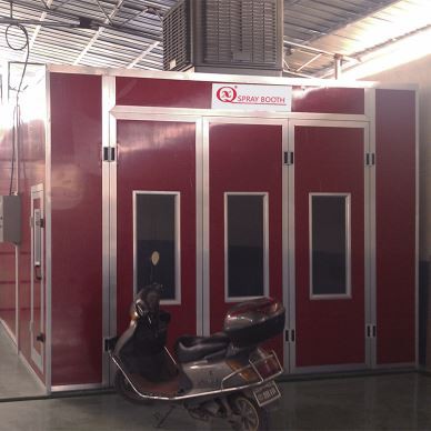 Combien coûte la construction d'une cabine de peinture pour motos ?
